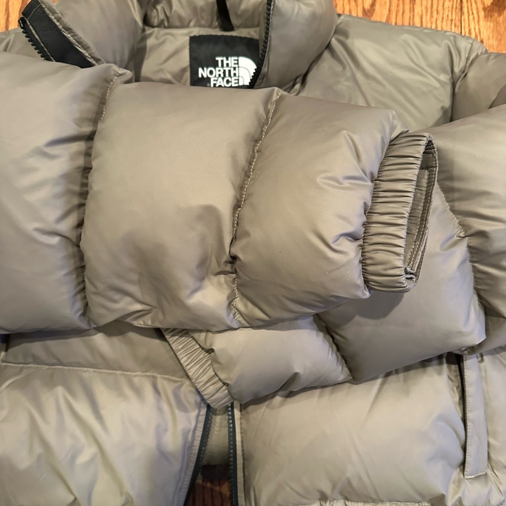 The North Face Women's Taupe Puffer Jacket - Picture 4 of 7